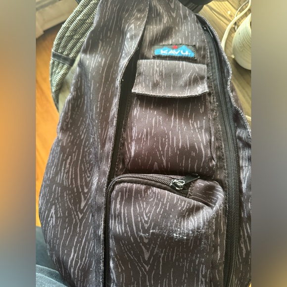 Kavu pursue (black, main zipper has some issues towards the bottom) - Picture 3 of 4